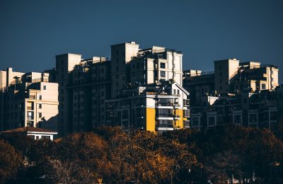 现代城市公寓楼外观，lease house 租房标准单元，阳光照射玻璃幕墙，科技感十足